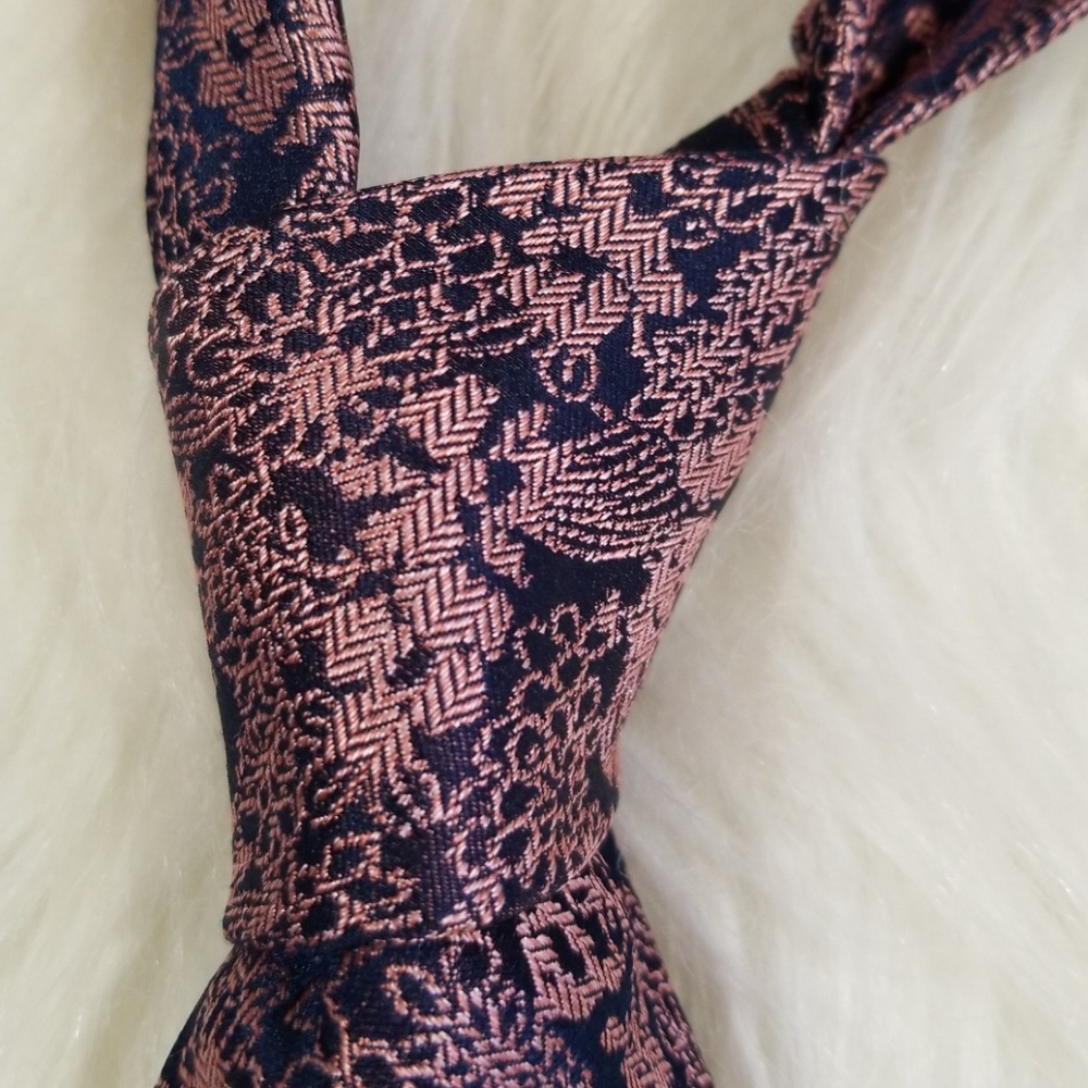 Michael Kors pattern Silk men Tie. - Picture 7 of 8